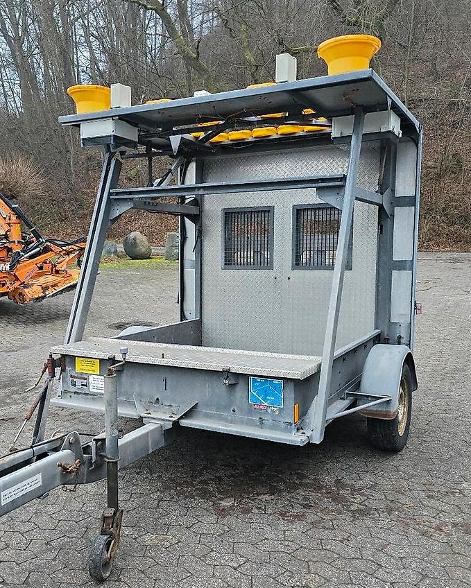 Nissen Mersch LED Absperrtafel FAT Sperrwand Fahrbare Verkehrsleitanhänger Verkehrssicherungsanhänger Verkehrsleittafel Verkehrssicherung Baustellenabsicherung