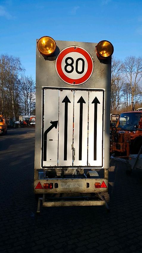 Nissen Vorwarntafel VLT Warntafel Verkehrsleittafel Verkehrsleitanhänger Verkehrssicherungsanhänger Absperrtafel Sperrwand Horizont VWT E Trebbiner